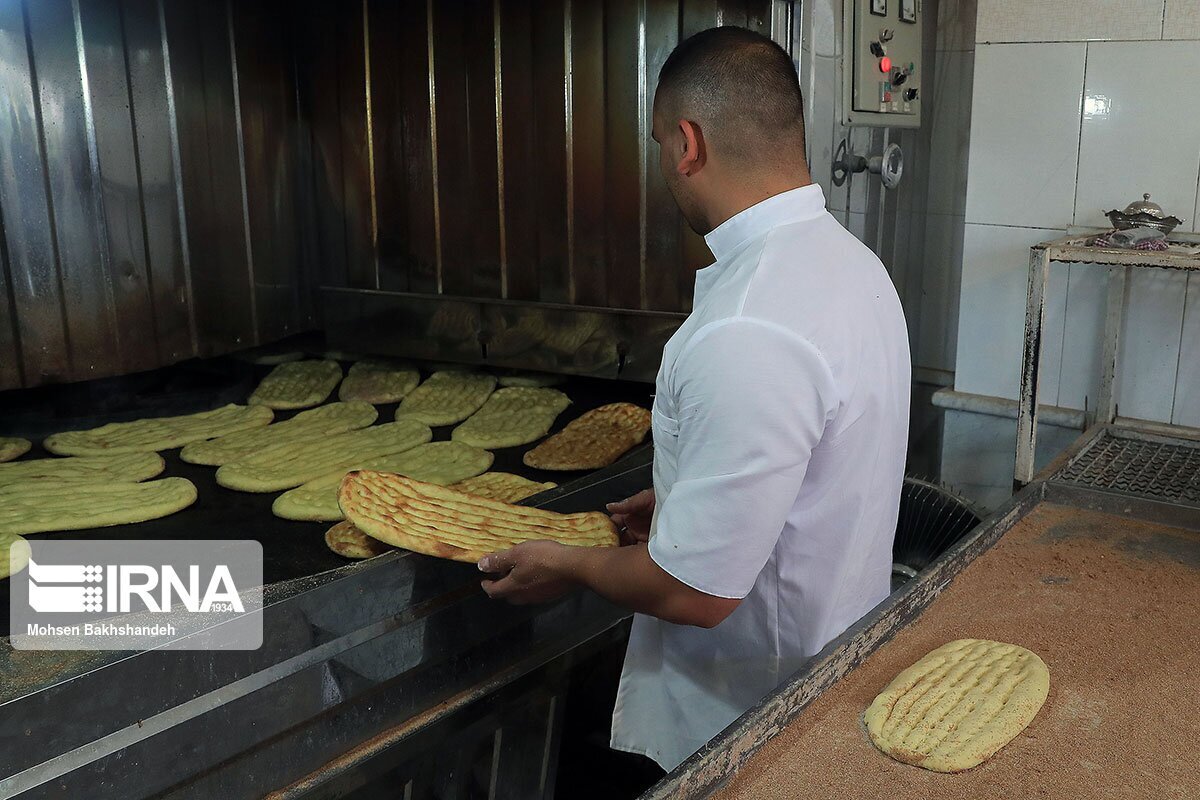 نانوایی‌ها: خرید بیشتر از ۴ نان با یک کارت بانکی ممنوع است