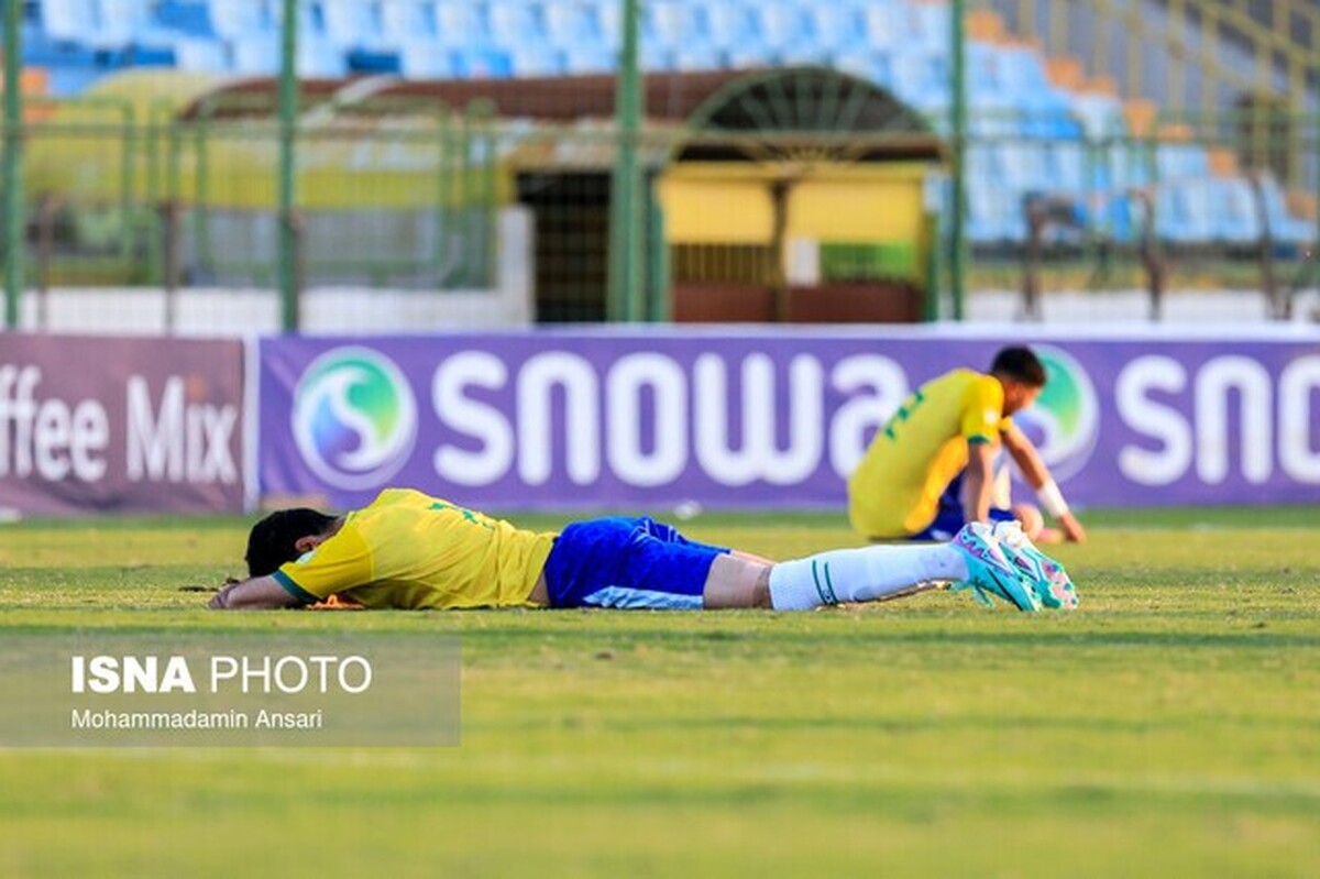 زد و خورد بازیکنان صنعت نفت آبادان با هواداران!