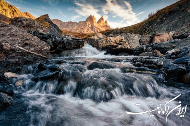 دانلود عکس/ آبشار و کوه‌های آلپن