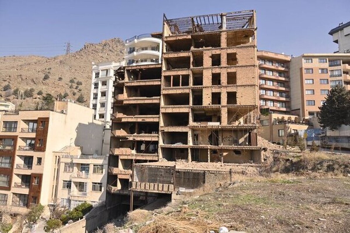 تخریب سازه ۱۱ طبقه بلاتکلیف و پرخطر منطقه یک تهران
