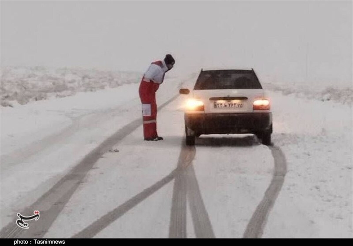 بارش برف و باران در محورهای ۲۱ استان