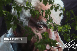 نصب سنگ مزار کیومرث پور احمد