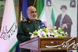 سردار سلامی: موشک فتاح از کمند سامانه‌های ضدموشک عبور می‌کند