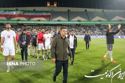 می‌خواهند سرمربی را با سر به زمین بزنند!