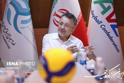 حضور داورزنی در جمع زنان والیبالیست ایران در اندونزی
