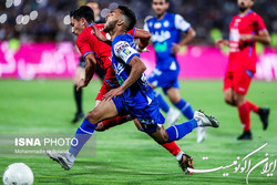 خط حمله استقلال در برابر دیوار پرسپولیس