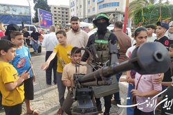 القسام مهمترین تسلیحات خود را در غزه برای فلسطینی‌ها به نمایش  گذاشت