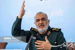 در یکی از فرازهای جدی تاریخ انقلاب هستیم