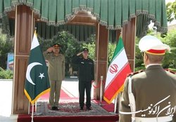 دیدار فرمانده ارتش پاکستان با سرلشکر باقری