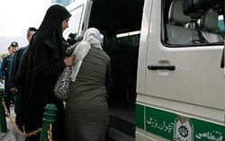 تشکیل دادگاه سیار در خودروهای پلیس برای برخورد با بی حجابی!