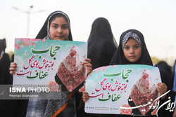 تجمع گروهی از افراد در انتقاد به بی‌حجابی مقابل مجلس