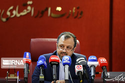 خاندوزی: بانک برون مرزی «آف‌شور» برای نخستین بار تاسیس می‌شود