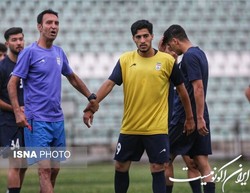 از پرسپولیس، سپاهان، تراکتور و نساجی نمی‌توانم بازیکن بگیرم