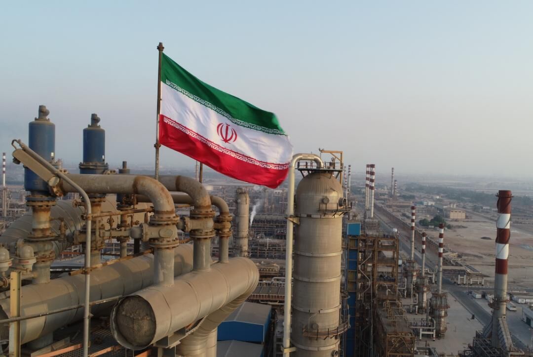 معمای افزایش صادرات نفت ایران در دولت رئیسی/ کاسبی چین از تحریم ایران