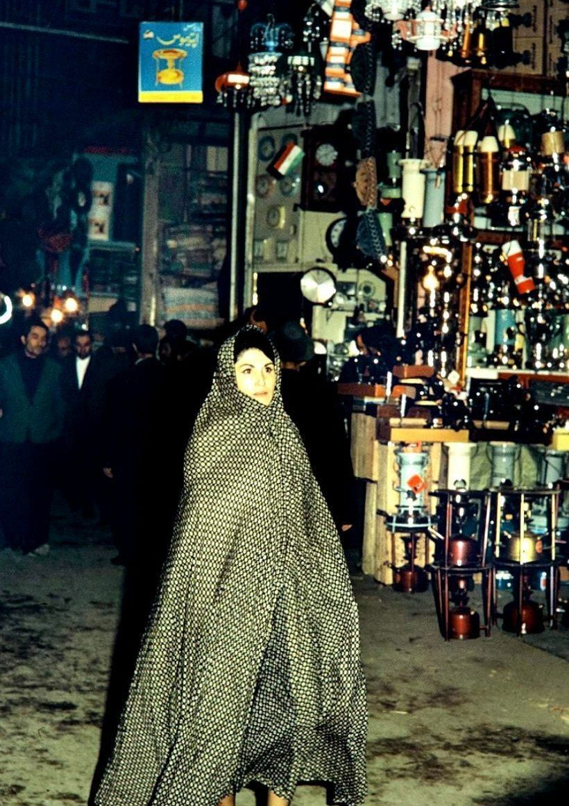 فروشگاه لباس و لوازم عروس در بازار تهران،سال ۱۳۵۳