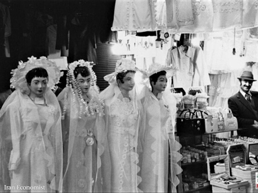 تصویری دیده نشده از فروشگاه لباس و لوازم عروس در بازار تهران، سال ۱۳۵۳