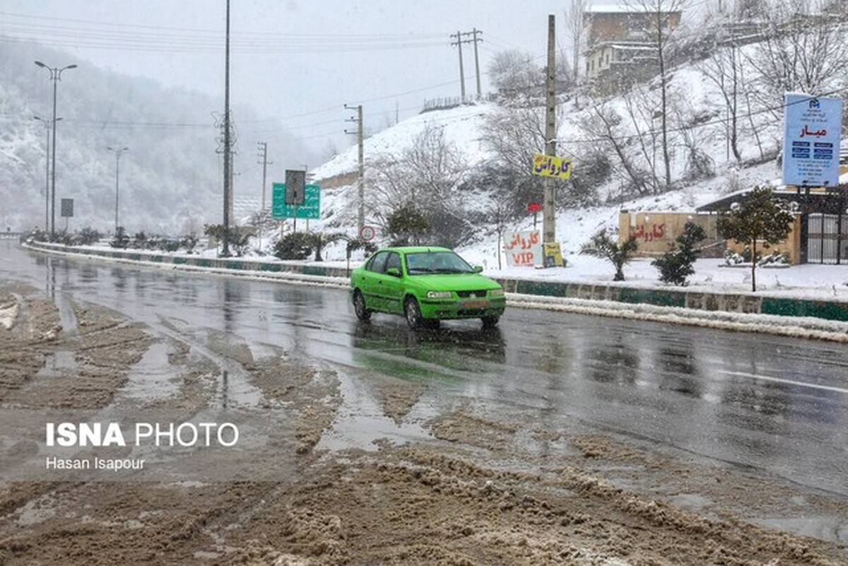 برف و باران در جاده‌های ۱۳ استان کشور