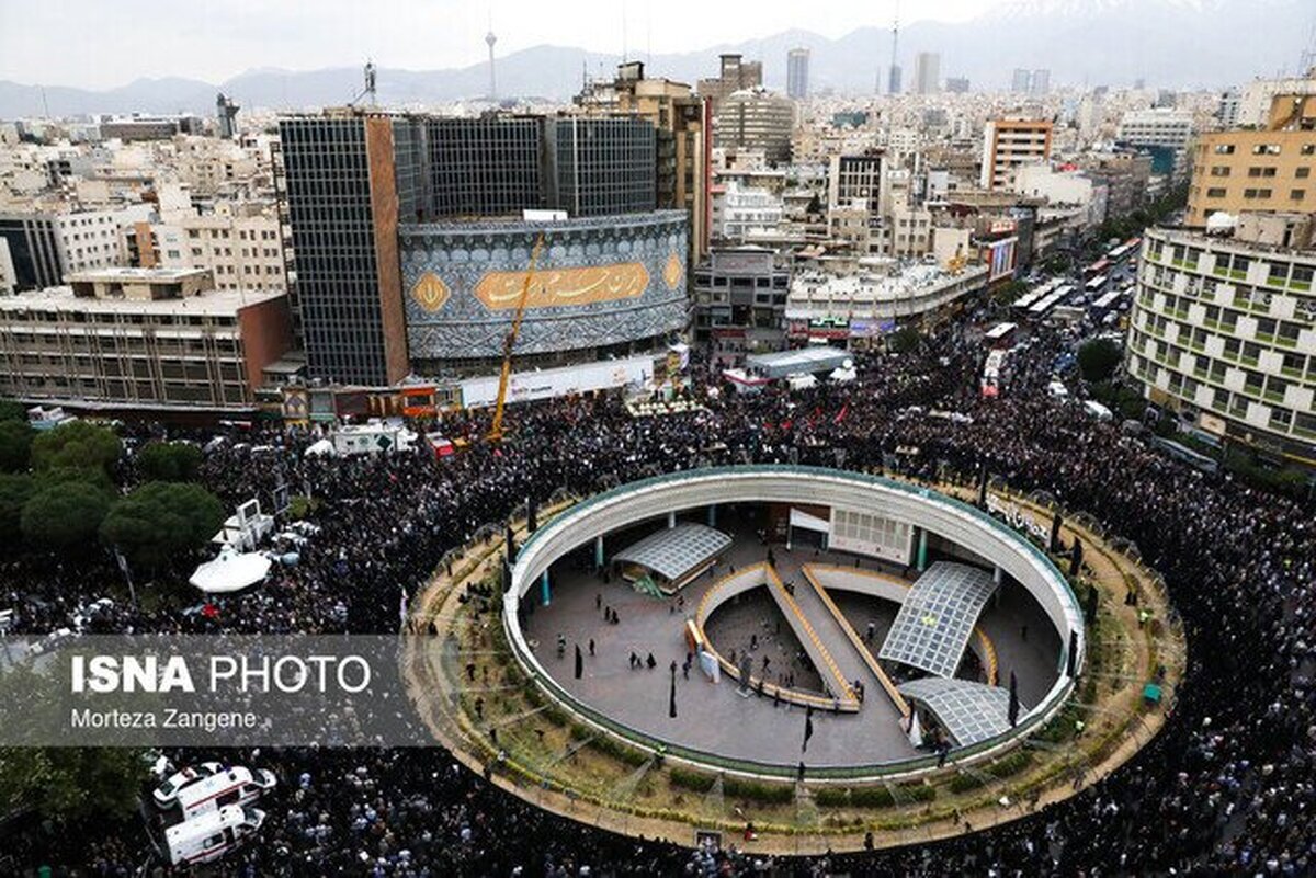 «شهیدِ جمهور» بر دیوارنگاره میدان ولیعصر