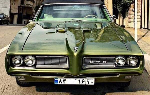 تصویر مردی که ۴۵۰ ماشین کلاسیک و آنتیک دارد