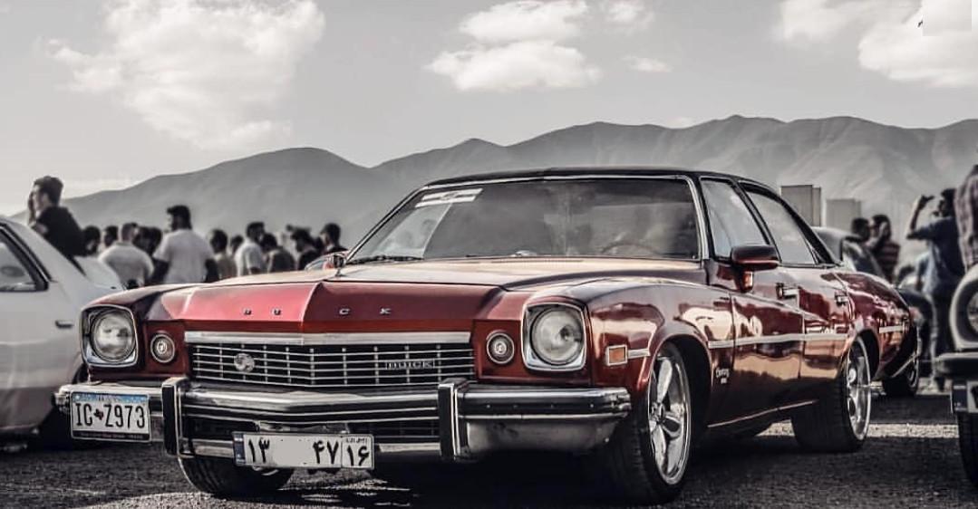 تصویر مردی که ۴۵۰ ماشین کلاسیک و آنتیک دارد