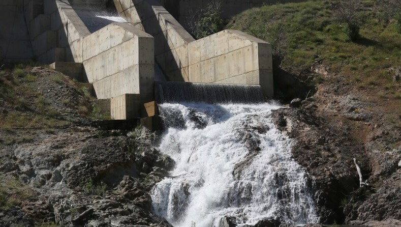 نعمت بارش باران در همدان/آئین شکرگزاری سرریز شدن سد اکباتان