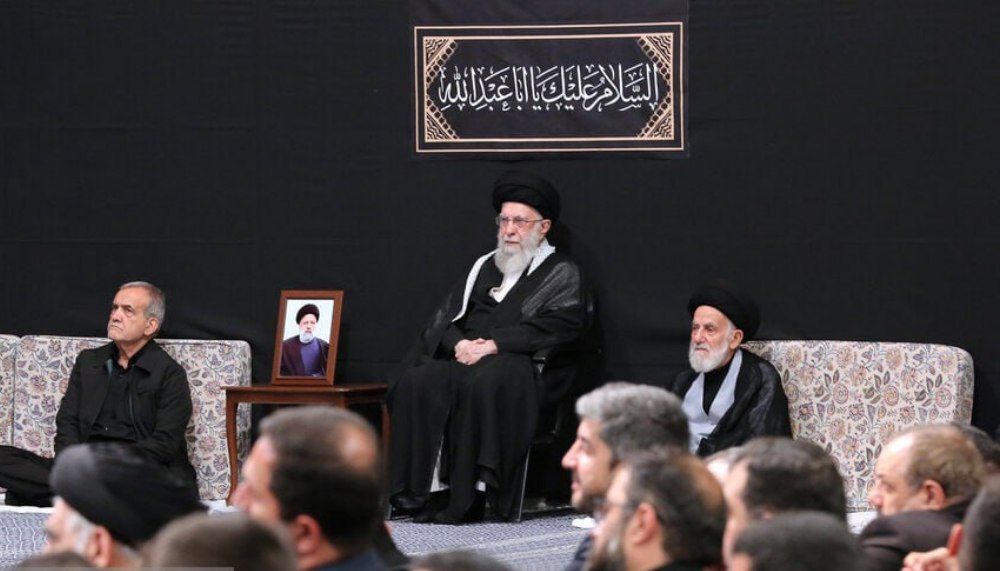 رهبر انقلاب و رییس جمهور منتخب مردم در یک قاب + عکس شهید جمهور