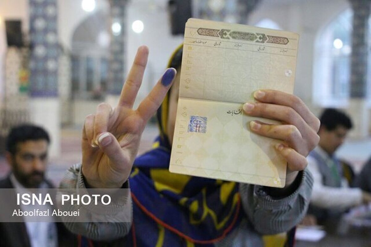 دانش‌آموزان،‌ همیاران فرماندار پای صندوق‌های رای