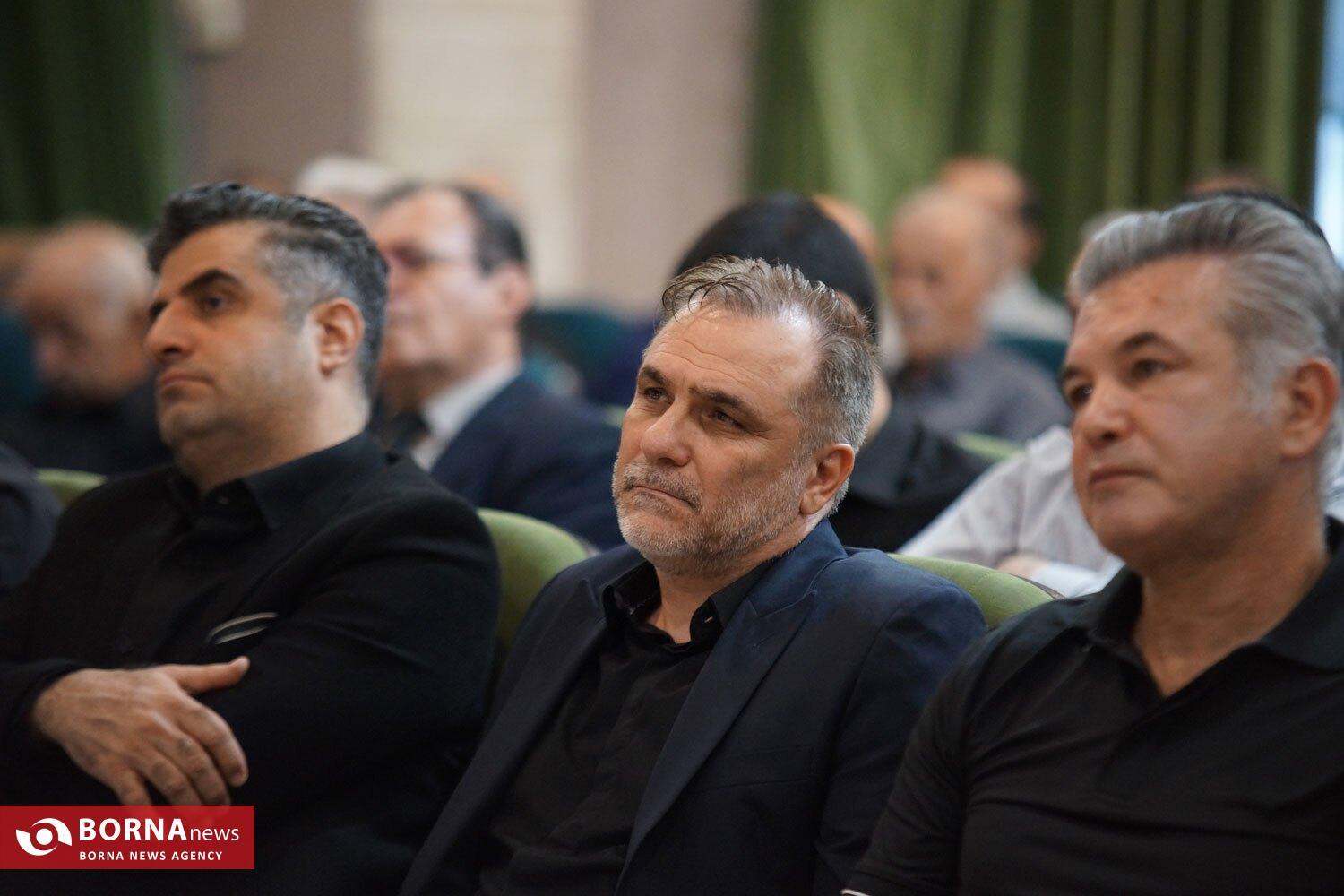 بانوی آبی پوشی که برایش سیاه پوشیدند