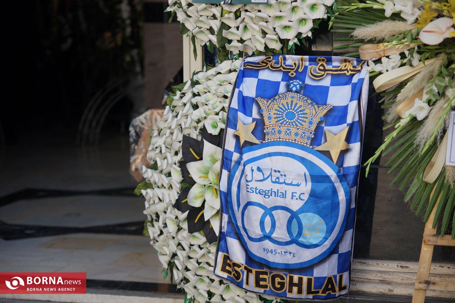 بانوی آبی پوشی که برایش سیاه پوشیدند