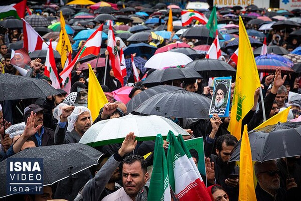 اشک‌های تهرانی‌ها زیر باران الهی در سوگ شهادت سیدحسن نصرالله