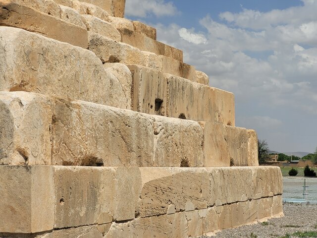 ابهامهایی درباره آرامگاه کوروش ابهامهایی درباره آرامگاه کوروش