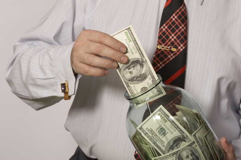 دو رویکرد متفاوت به اقتصاد: از خودتنظیمی بازارهای کلاسیک تا مداخله فعال کینزی