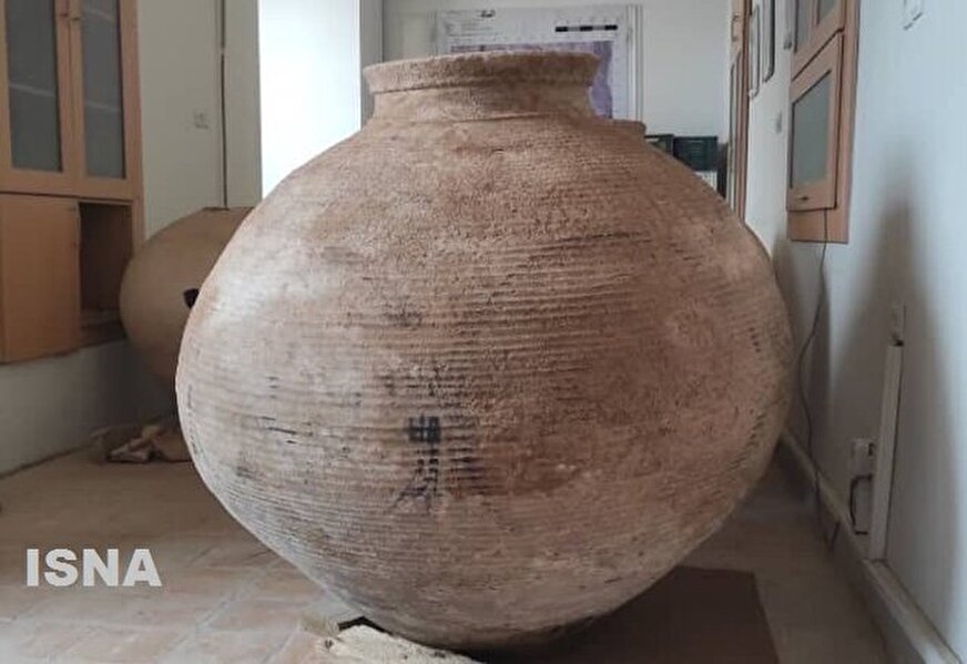 عکس‌های جدید از خمرۀ نویافته در حوالی تخت جمشید و توضیحات بیشتر