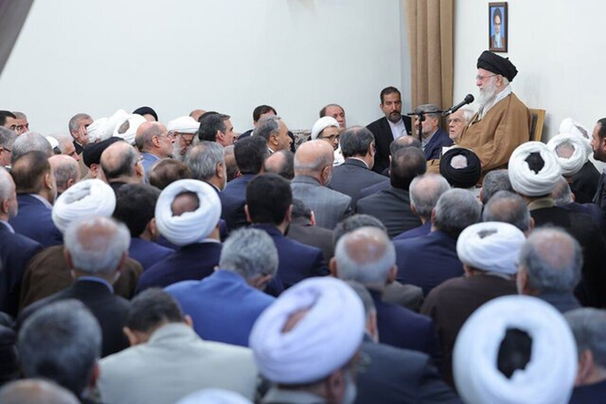 رهبر انقلاب: مسائل کشور را به گفت‌وگوها گره نزنیم