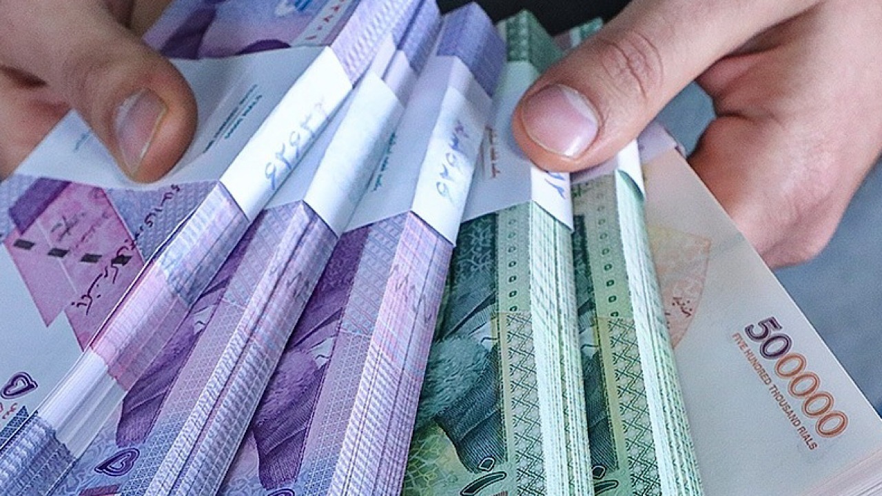 میانگین نرخ دلار در بازار تجاری چند هزار تومان است! میانگین نرخ دلار در بازار تجاری چند هزار تومان است!