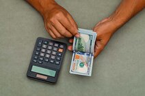 قیمت دلار به کانال ۷۰۰۰۰تومان برمی گردد