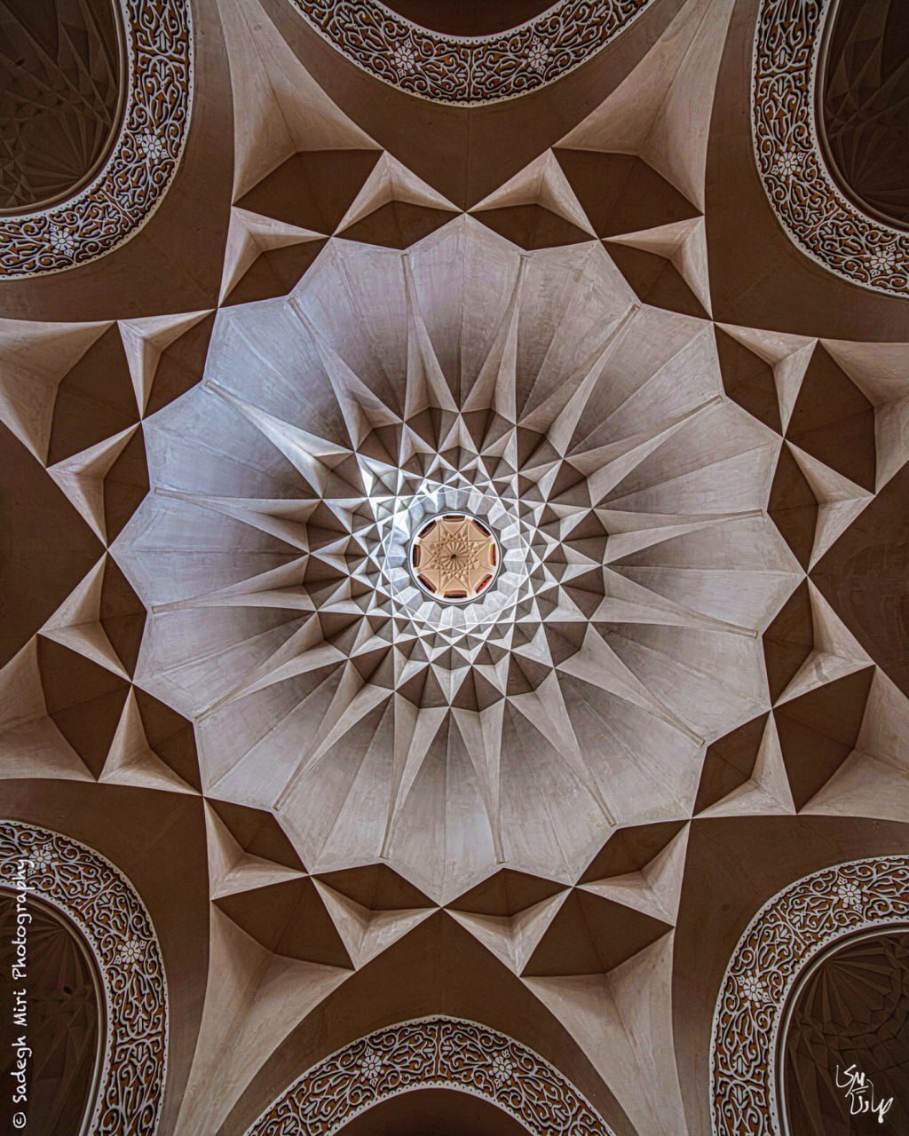 نمایی بسیار زیبا از سقف خانه‌ی کلاه‌ دوز در این شهر