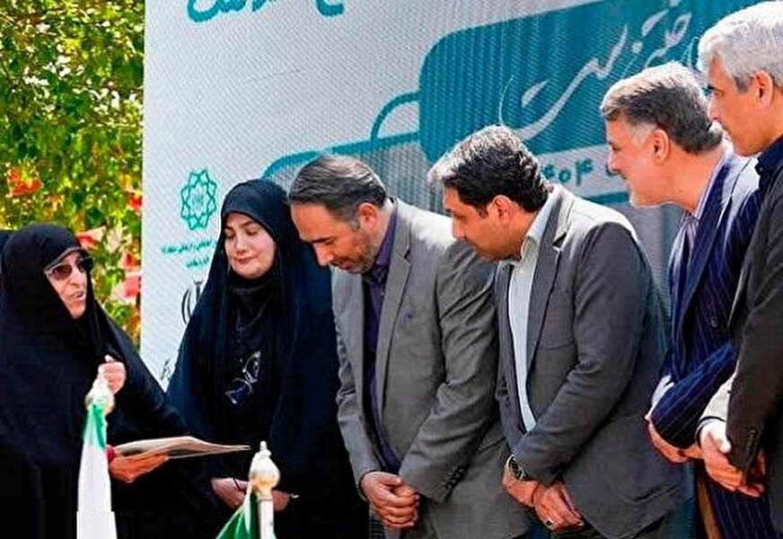 در کنار خانواده شهدای سلامت هستیم