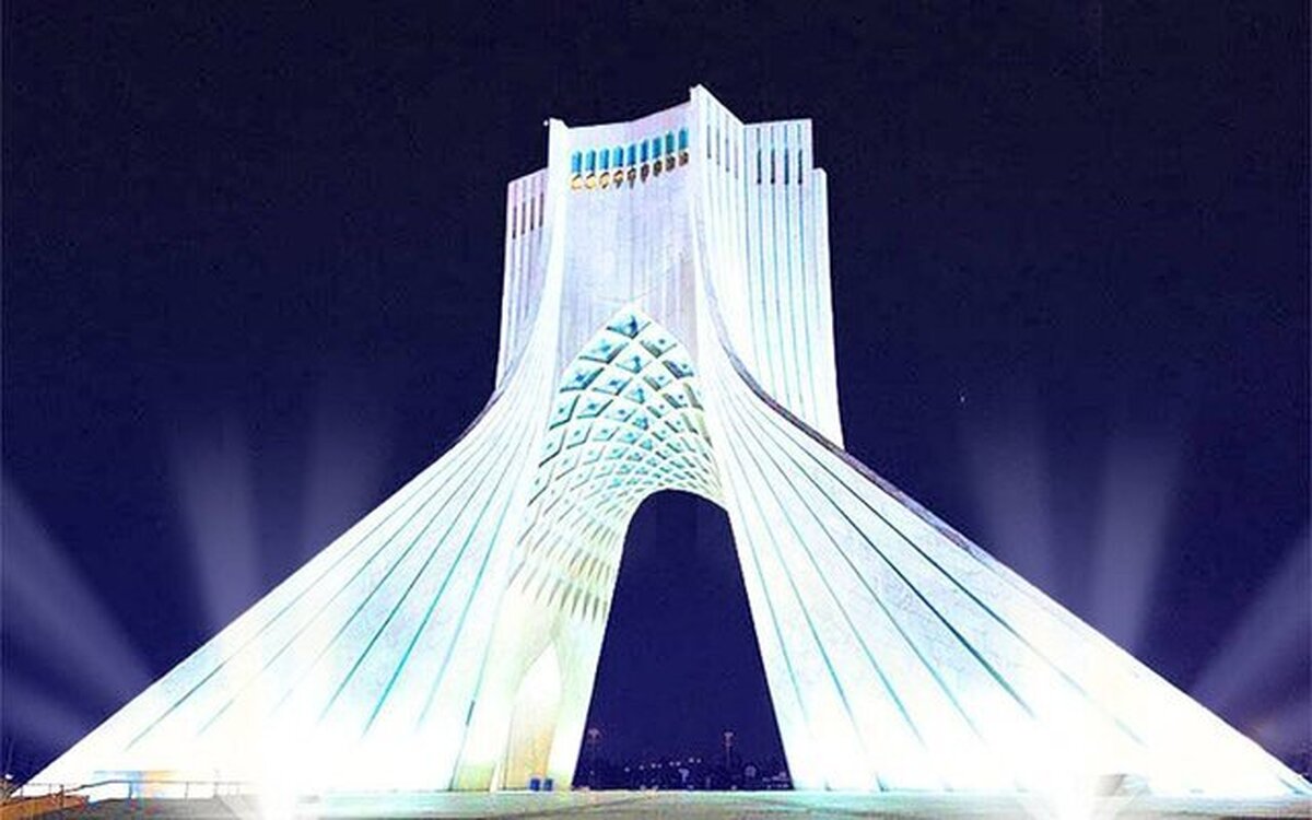 نمایش برج‌نگاره آزادی با عنوان «گل‌ها و نمادهای ملی جهان»؛ نمادی از صلح، تاب‌آوری و دوستی ملل
