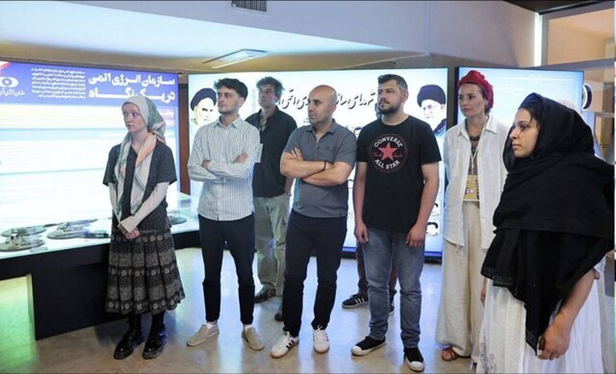 بازدید خبرنگاران رسانه‌های خارجی از نمایشگاه دستاوردهای صنعت هسته‌ای