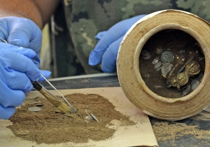 گنج 600 سالۀ «تاتارها» در زیر قلعۀ تاریخی کشف شد