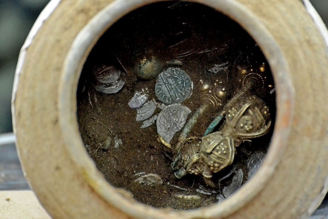 گنج 600 سالۀ «تاتارها» در زیر قلعۀ تاریخی کشف شد گنج 600 سالۀ «تاتارها» در زیر قلعۀ تاریخی کشف شد