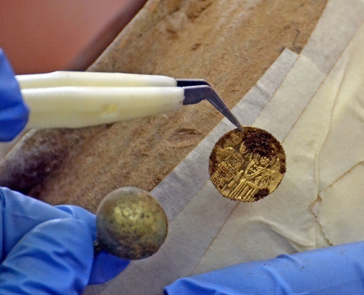 گنج 600 سالۀ «تاتارها» در زیر قلعۀ تاریخی کشف شد گنج 600 سالۀ «تاتارها» در زیر قلعۀ تاریخی کشف شد