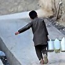 نگاه قهرآمیز آب، بی‌همراهی مردم