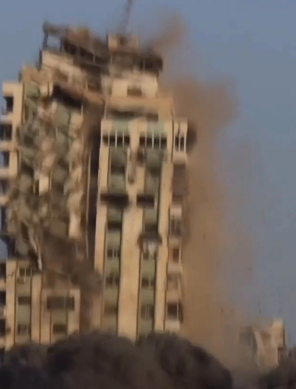 لحظه تخریب برج مکه در شهر غزه