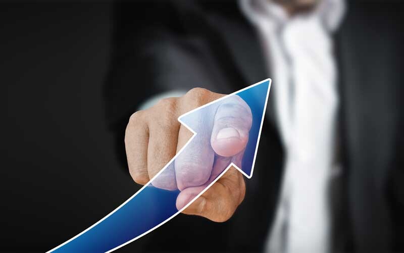 اقتصاد ایران در دست‌وپا زدن میان تحریم‌ها و تورم؛ رشد ناچیز یا سقوط عمیق؟