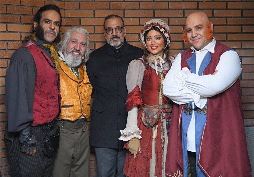 علیرضا قربانی در کنار بهنوش طباطبایی و سیامک انصاری