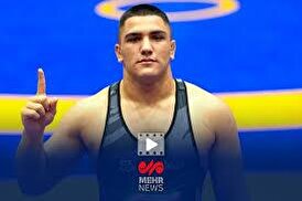 دور افتخار با پرچم ایران پس از قهرمانی