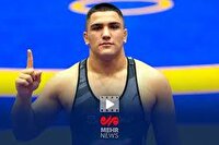 دور افتخار با پرچم ایران پس از قهرمانی