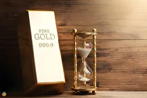 طلا ساعت شنی خود را روی میز گذاشت